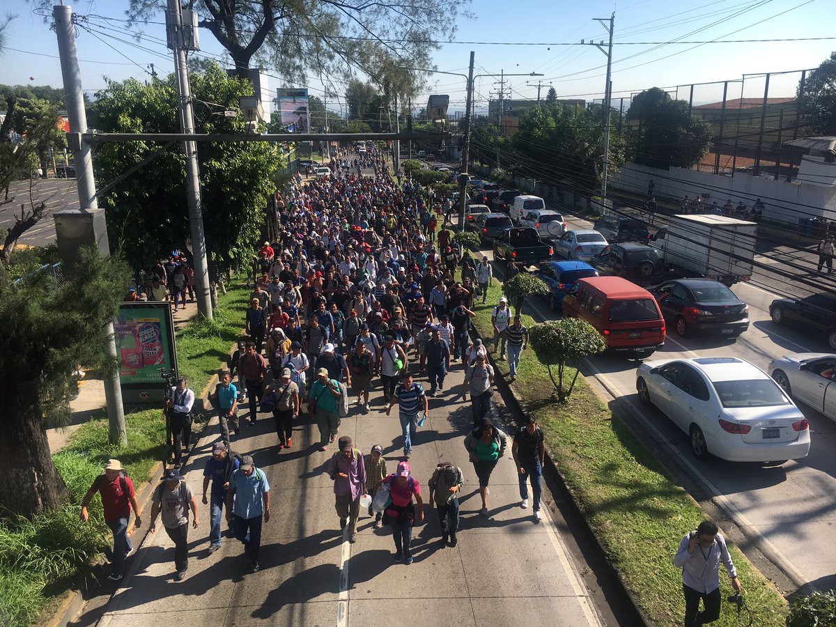 The departure of the third #CaravanaMigrantesElSalvador from San Salvador. The group consists of about 400 people and is the second caravan left today from the capital of El Salvador 