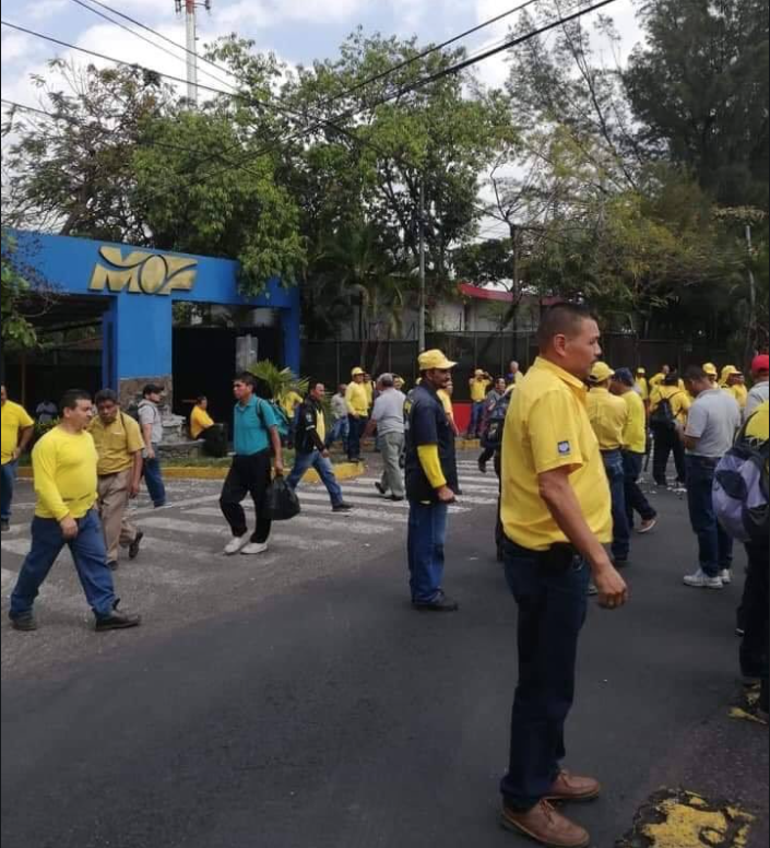 Report protest on the mall Manuel Enrique Araujo, in front of the MOP. They report that the TrafficSV is collapsed in the lane towards Santa Tecla. (Courtesy images).