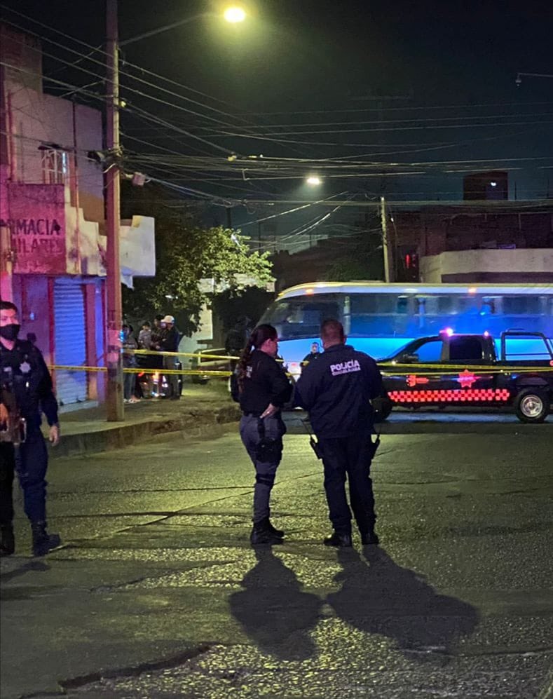 A 29-year-old subject was killed with a firearm on Betzaida Street and Hacienda de Tala, in Colonel El Vergel in Guadalajara. At least four heavy-gauge casings were left at the crime scene.