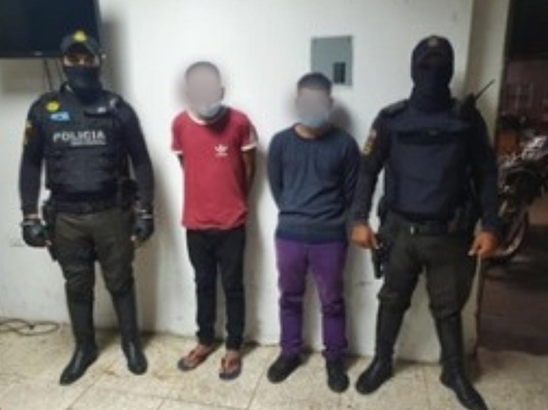 Ecuador Police:  action and citizen collaboration, allowed the apprehension of 2 alleged implicated in trying to rob inside a bus, in the area of the Puebloviejo canton