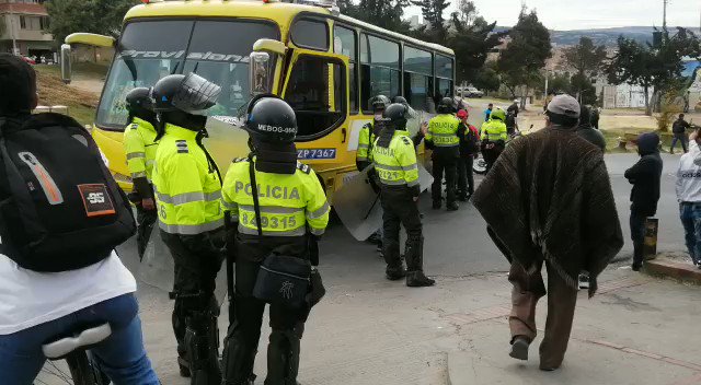 At this time there are clashes between protesters and Esmad in Monteblanco, Usme, south of Bogotá. Drivers refuse to take their provisional circulation buses out of service