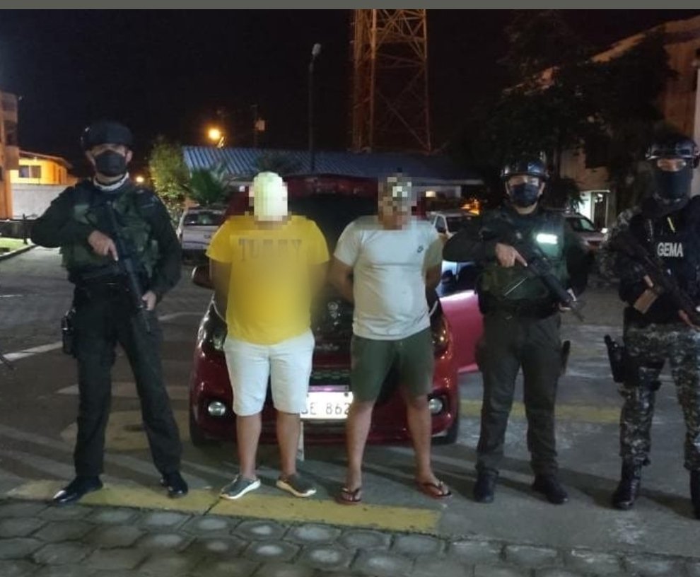 Ecuador Police: In Esmeraldas we apprehended three citizens for the alleged crime of illegally carrying a firearm. They were placed under the orders of the competent authority