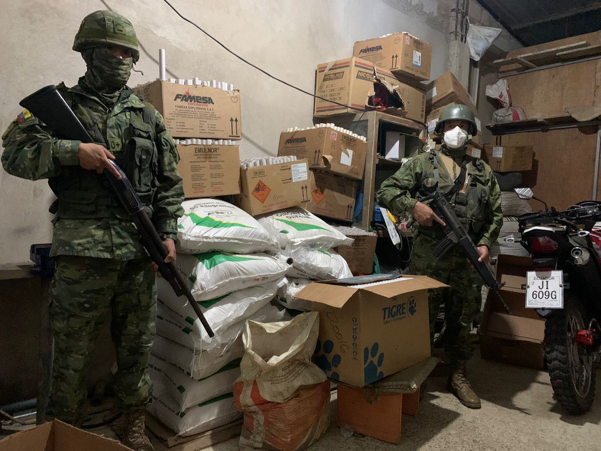 In support of @PoliciaEcuador and @FiscaliaEcuador, the Armed Forces provide security during the search of a building where 1800 blocks were seized along with 40 sacks of ammonium nitrate and 10 boxes of explosives manufactured by FAMESA, without the corresponding documents