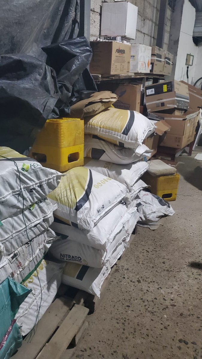 En apoyo @PoliciaEcuador y @FiscaliaEcuador, las FFAA proporcionan seguridad durante el allanamiento de un inmueble donde se decomisó 1800 tacos junto con 40 sacos de nitrato de amonio y 10 cajas de explosivos de fabricación FAMESA, sin los documentos correspondientes