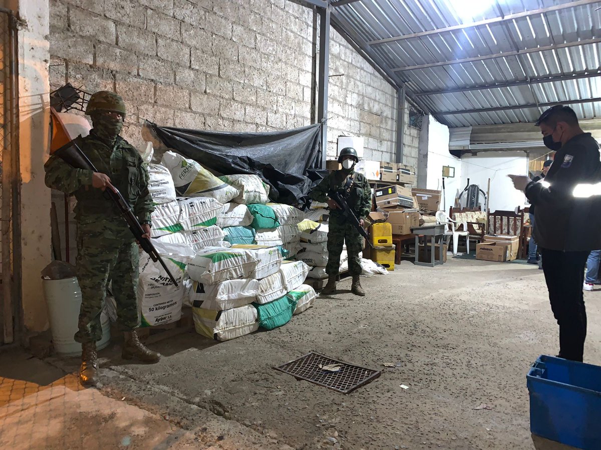 En apoyo @PoliciaEcuador y @FiscaliaEcuador, las FFAA proporcionan seguridad durante el allanamiento de un inmueble donde se decomisó 1800 tacos junto con 40 sacos de nitrato de amonio y 10 cajas de explosivos de fabricación FAMESA, sin los documentos correspondientes