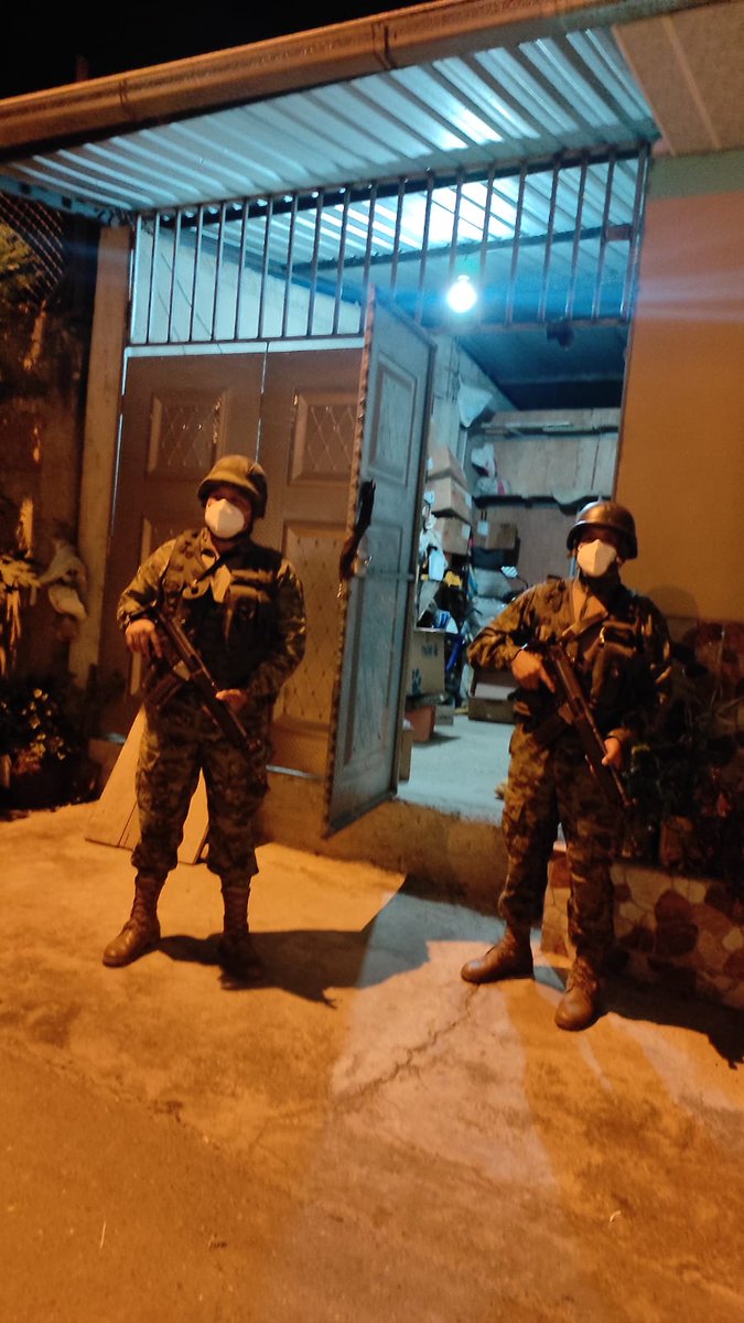 In support of @PoliciaEcuador and @FiscaliaEcuador, the Armed Forces provide security during the search of a building where 1800 blocks were seized along with 40 sacks of ammonium nitrate and 10 boxes of explosives manufactured by FAMESA, without the corresponding documents