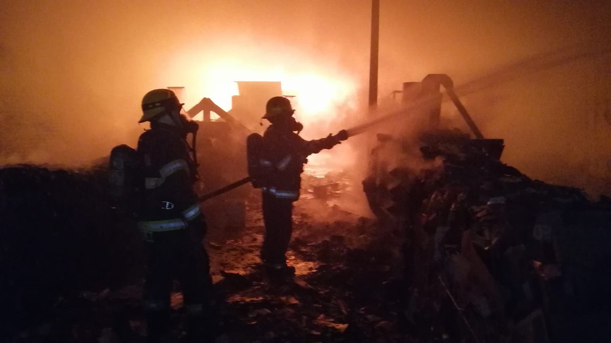 Strong fire was registered in a cardboard warehouse on Esteban Alatorre and Francisco Villa streets in the Blanco y Cuéllar neighborhood in Guadalajara. Firefighters arrived at the scene to put out the fire, there were no injuries.