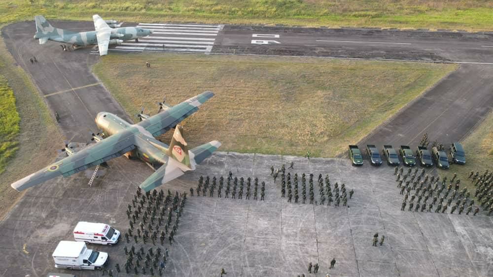 Mass military deployment to Apure, a C-130 and a Y-8 transport plane delivered hundreds of soldiers to Guasdualito in Apure and the 92 Caribe brigade. It looks like they might be deploying in response to FARC again