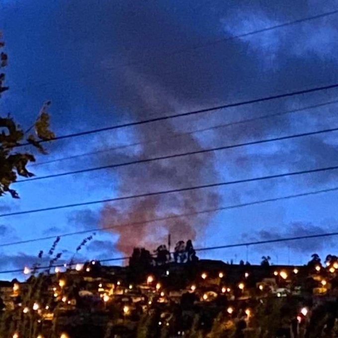 Firefighters work to control Declared Forest Fire in the Chorrillos sector, René Schneider population, access by Las Palmas road. Info and photo: @NoticiasValpoEx