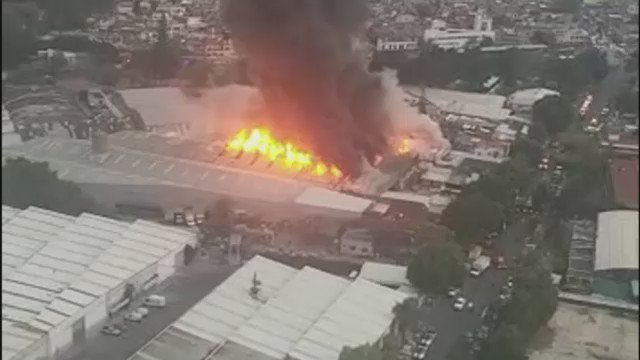 These are some images of the factory fire in Coltongo. The @Bomberos_CDMX continue to work to put out the fire in Azcapotzalco