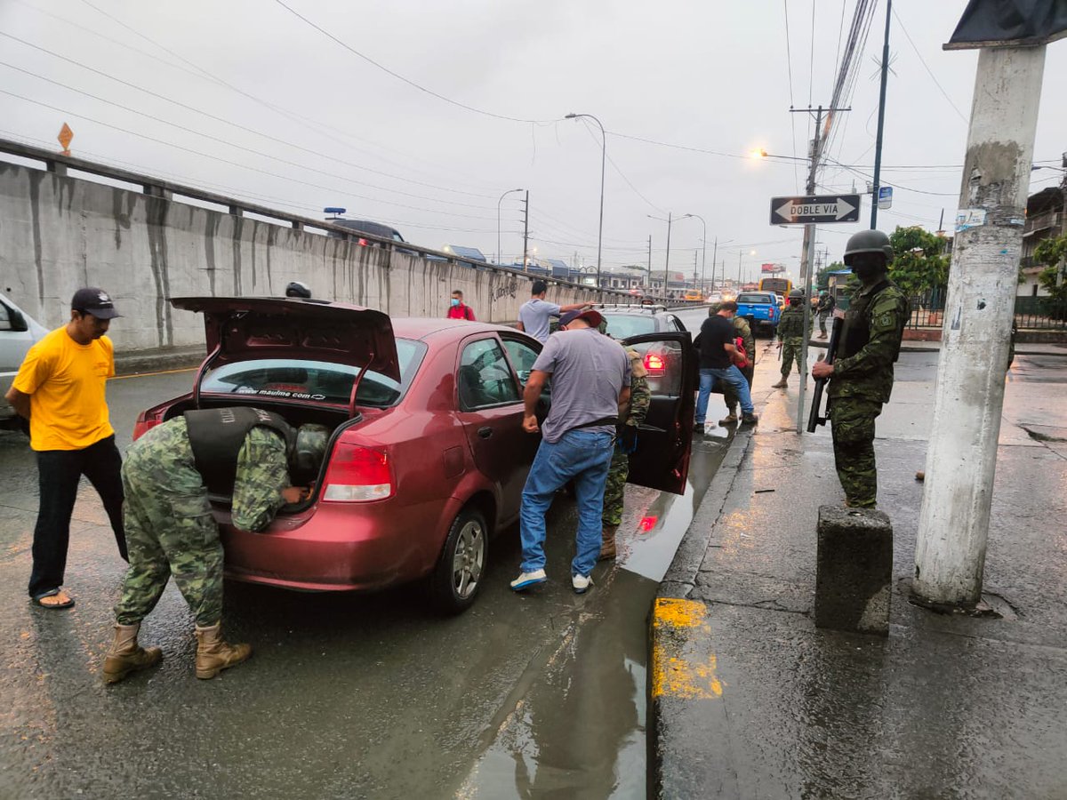 Guayas @FFAAECUADOR carry out arms, ammunition and explosives control operations in different conflictive points of Guayaquil, in coordination with the @PoliciaEcuador and other State institutions, to counteract criminal acts in the Main Port