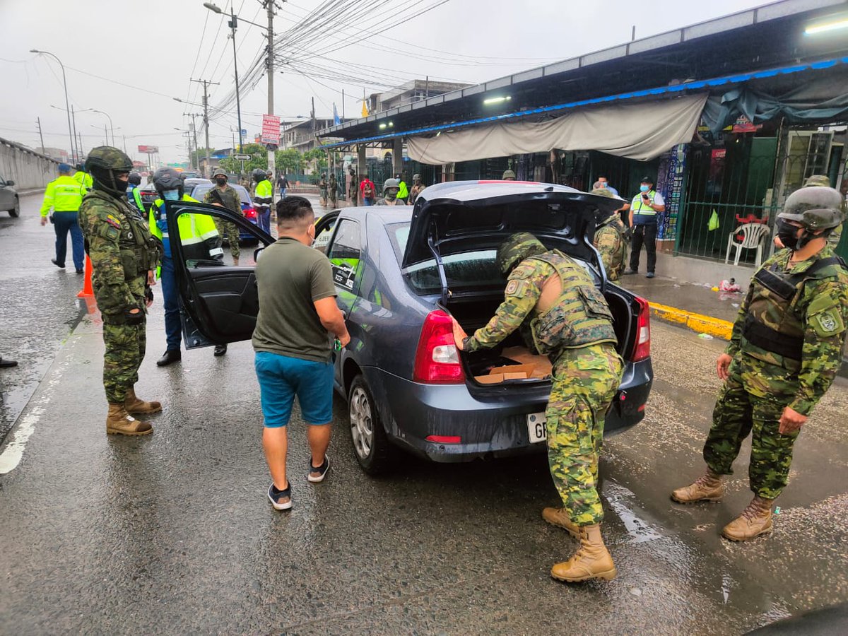 Guayas @FFAAECUADOR carry out arms, ammunition and explosives control operations in different conflictive points of Guayaquil, in coordination with the @PoliciaEcuador and other State institutions, to counteract criminal acts in the Main Port