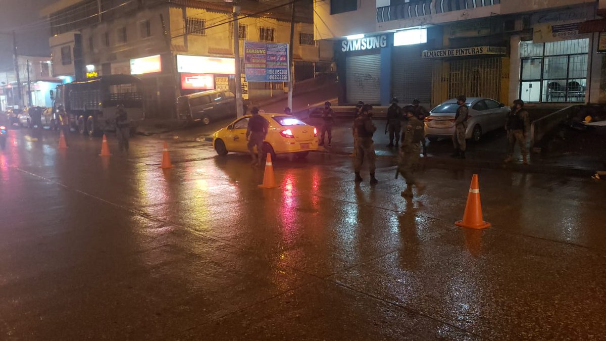 Guayas  @FFAAECUADOR ejecutan operaciones de control de armas, municiones y explosivos en diferentes puntos conflictivos de Guayaquil, en coordinación con la @PoliciaEcuador y otras instituciones del Estado, para contrarrestar los actos delictivos en el Puerto Principal