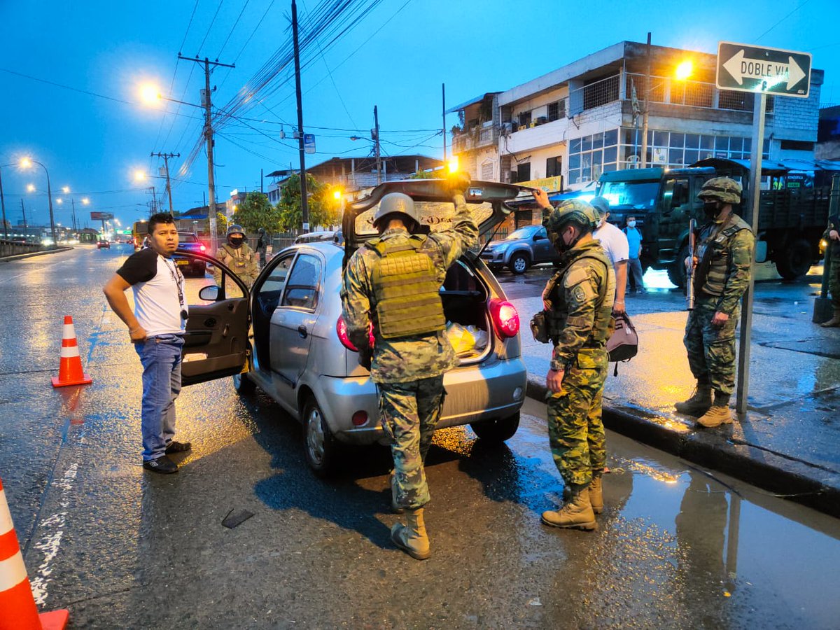 Guayas @FFAAECUADOR carry out arms, ammunition and explosives control operations in different conflictive points of Guayaquil, in coordination with the @PoliciaEcuador and other State institutions, to counteract criminal acts in the Main Port