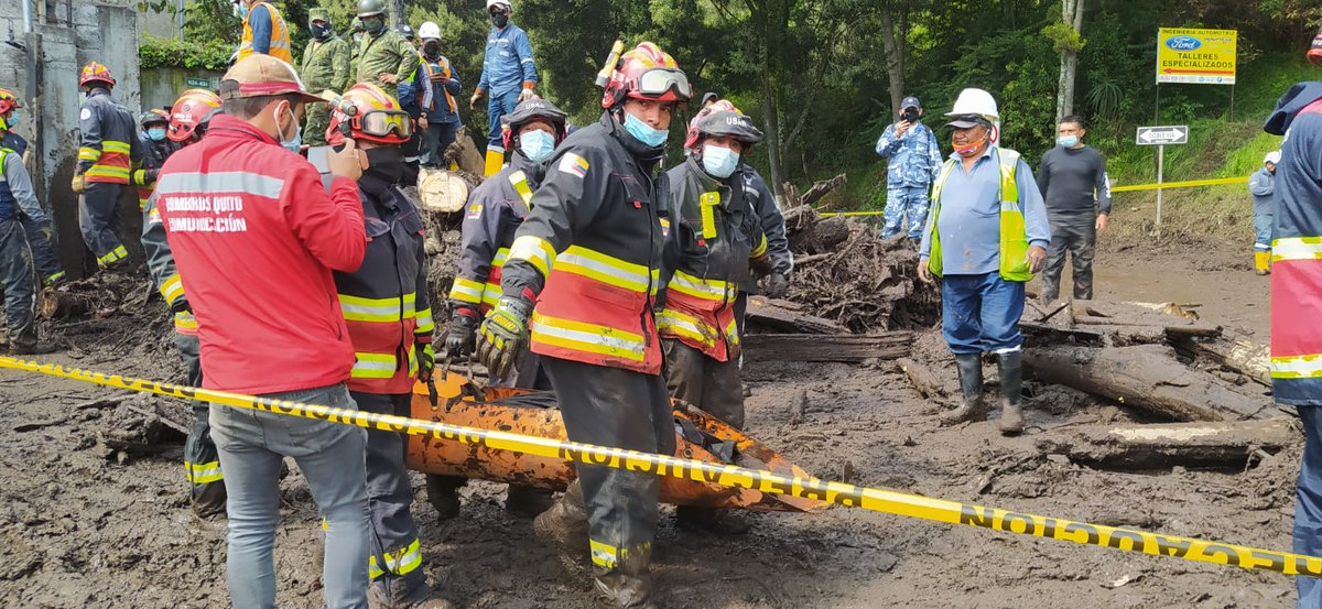 At 10:00 on February 2, rescuers from the Quito Fire Department and other entities found a body between a mound of logs in the La Gasca sector