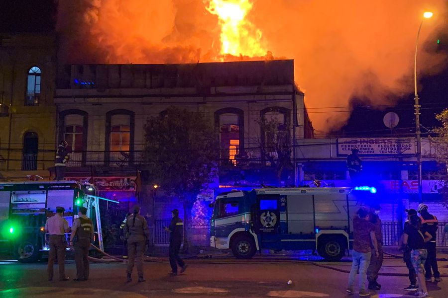 Bomberos advirtió riesgo de derrumbe: al menos diez locales comerciales fueron afectados por voraz incendio en el centro de Valparaíso