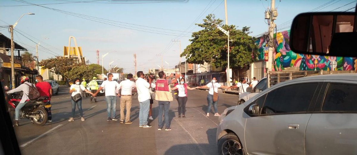 Community of the Las Flores neighborhood, in Barranquilla, protest with blockades on Via 40 to demand road safety conditions in the sector, after an accident in which two people lost their lives