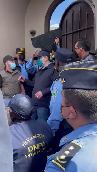 Honduras ex Prez. Juan Orlando Hernandez arrested by Police at his home for drug trafficking. US is seeking his extradition on drug-related charges.  Video of his arrest here where he's given bullet proof vest