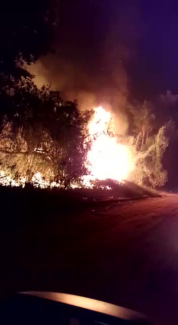 Santa Rosa: Continúan los incendios en varios puntos de la localidad. Personal de la DPEC trabajó toda la madrugada y continua trabajando sacando de servicio las líneas afectadas por el fuego para que los Bomberos puedan trabajar