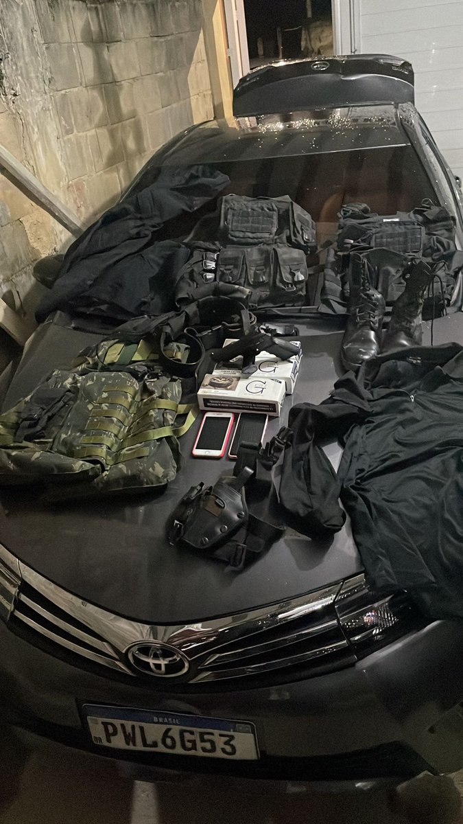 Militiaman is arrested during a joint action between 40BPM police officers and 35DP agents, in CampoGrande. A scrapyard of stolen vehicles was discovered and a pistol, ballistic vest, various military items and even smuggled cigarettes were seized.