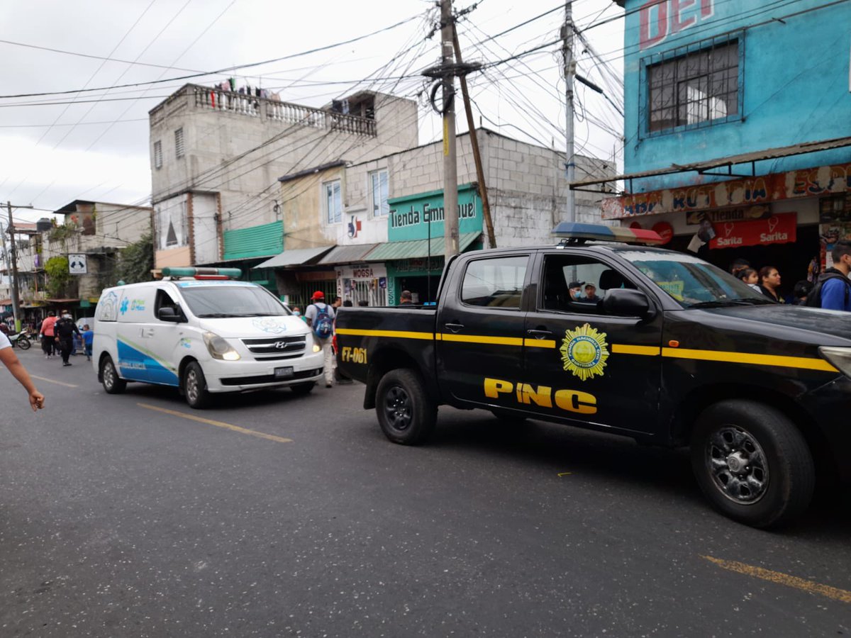 En la seccion CH de la colonia El Milagro zona 6 de Mixco, un piloto de bus extraurbano, fallece tras ser atacado.