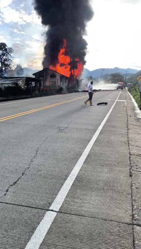 Un tanquero se impactó contra una vivienda, en la vía Zhud - Cochancay en el sector de Javín, del cantón Cañar.  Los recursos de Bomberos Durán informan que existen 5 personas fallecidas producto del incendio