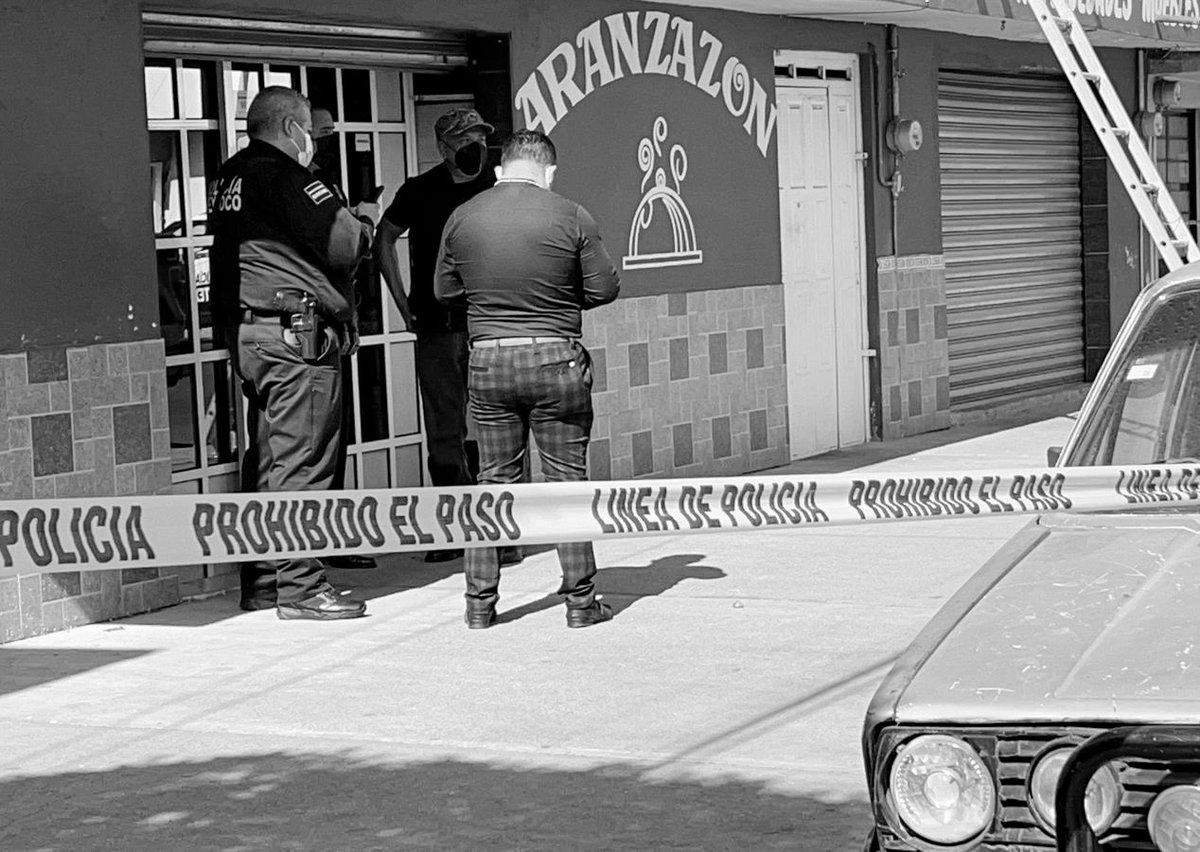 Two men were shot while eating inside this business in Texcoco, @Edomex, one died and the other was injured. No report of injuries