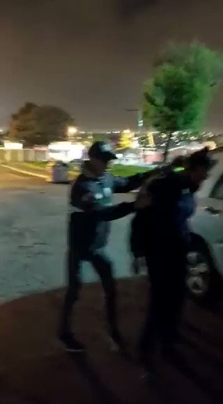 La @PoliciaEcuador capturó a los presuntos delincuentes que golpearon a una mujer por quitarle su celular, en el sector de Calderón, norte de Quito. Los detenidos son de nacionalidad colombiana y fueron detenidos mientras robaban a un peatón