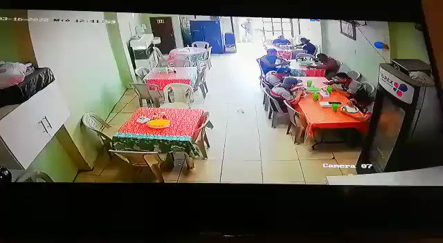 Dos delincuentes ingresaron armados a un restaurante ubicado en el sector de las Orquídeas, norte de Guayaquil, a plena luz del día. En cuestión de segundos se llevan las pertenencias de los clientes que se encontraban en el lugar