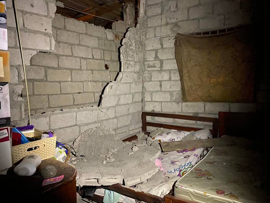 The images of the destruction left by the earthquake in Esmeraldas; firefighters tour neighborhoods to assess damage to homes