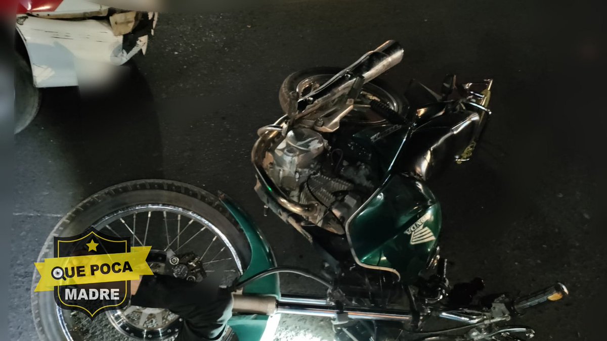 A motorcyclist was run over by a taxi driver on the Insurgentes road in the municipality of Tenancingo, Edomex; The man was not wearing a helmet so he was injured, authorities and emergency services helped him to transfer him to the hospital