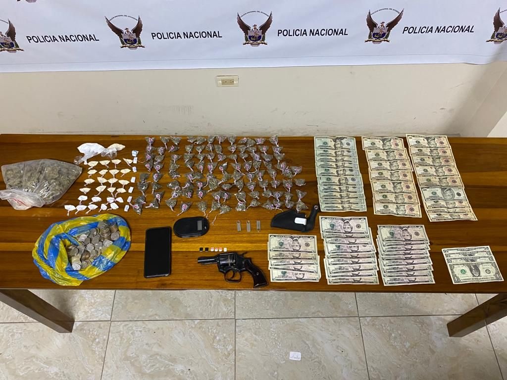 Ecuador Police: Allowed the dismantling of an alleged criminal organization dedicated to the illicit trafficking of substances subject to control and illegal possession of firearms, in Santa Ana Manabí