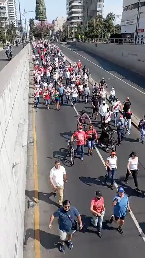 ¡Fuera Castillo, fuera., gritan manifestantes que marchan en Lima a pesar del toque de queda impuesto por el Presidente de Perú