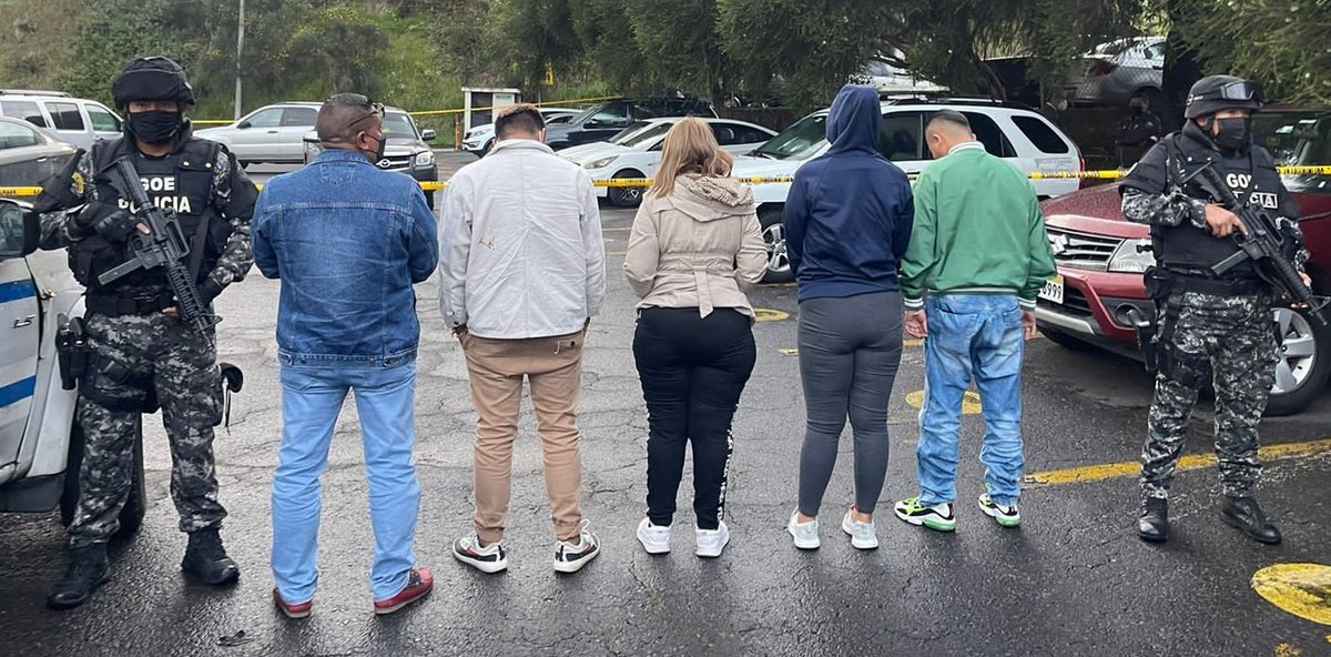 .@PoliciaEcuador reports that it arrested 5 people who were carrying out suspicious economic transactions in Quito. Suitcases with cash and a firearm were found inside two vehicles at the scene.