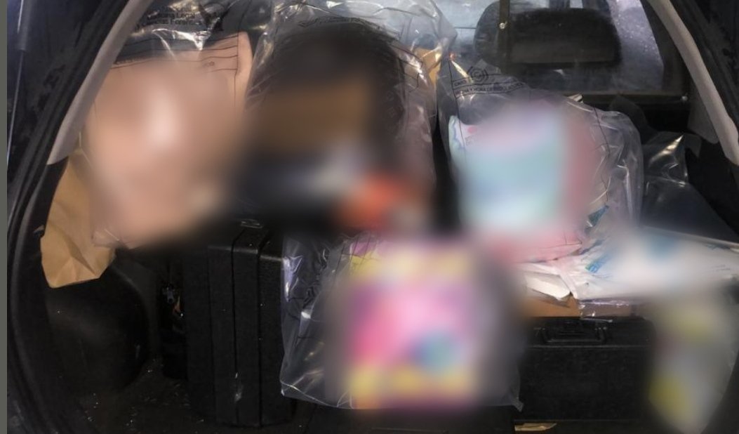 .@PoliciaEcuador informa que detuvo a 5 personas que realizaban transacciones económicas sospechosas en Quito. En el lugar se habría encontrado maletas con dinero en efectivo y un arma de fuego al interior de dos vehículos