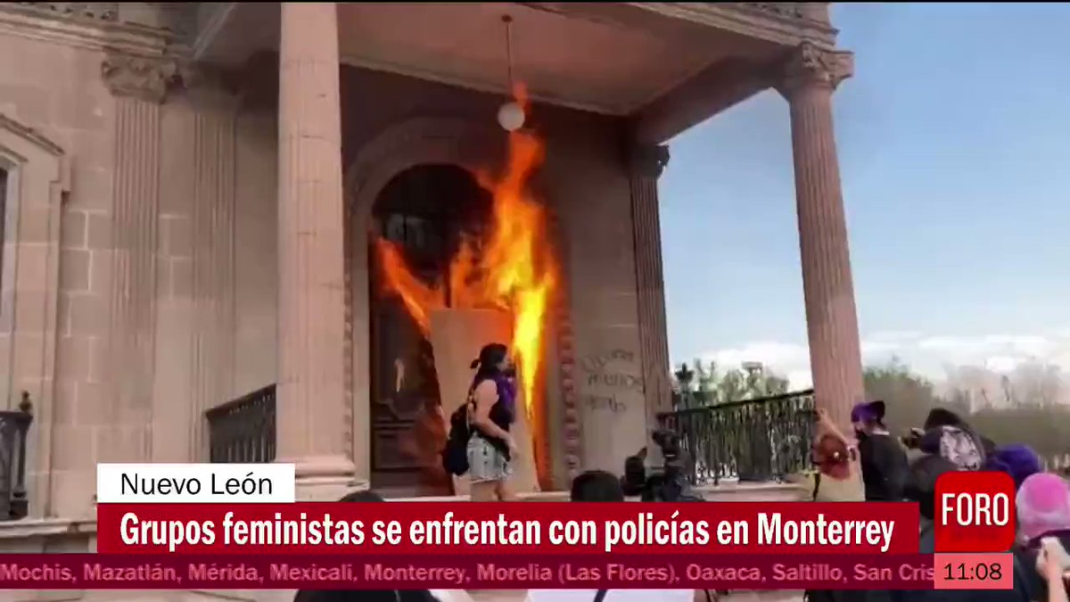 Grupos feministas, amigos y familiares de mujeres desaparecidas, protestaron frente al Palacio de Gobierno en Monterrey, Nuevo León; prendieron fuego a la puerta del recinto gubernamental.