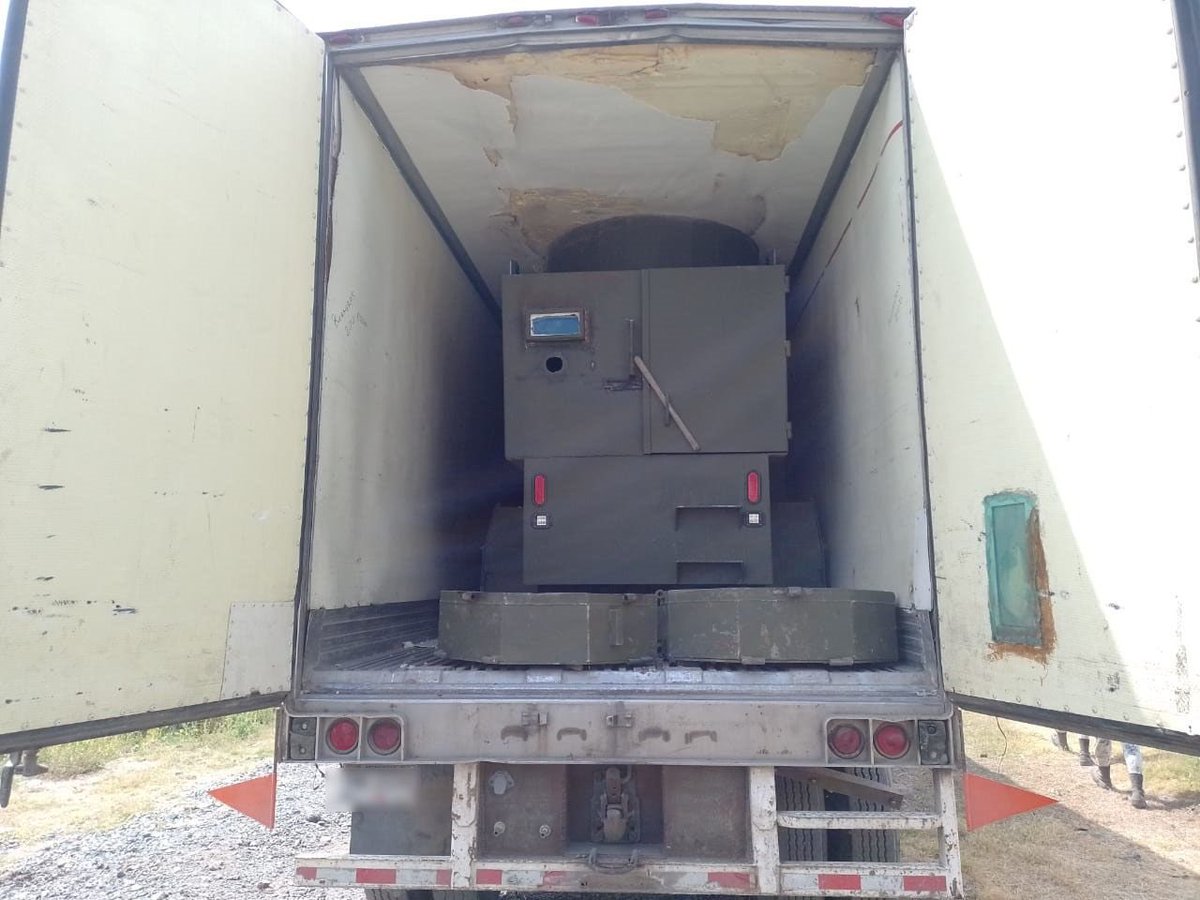 In Jalisco, the National Guard secured a vehicle with handmade armor and around two thousand useful cartridges that were located inside a tractor-trailer, as a result of the tours to inhibit criminal acts in the municipality of Jamay