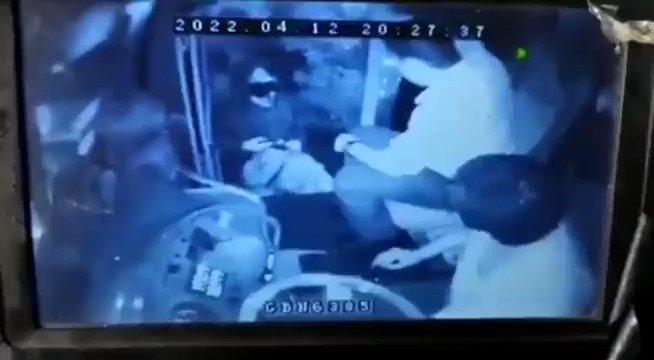 In Guayas, cameras captured the moment when armed criminals robbed a bus