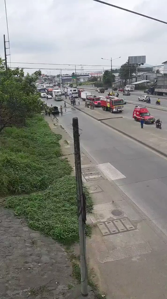 Units of the Guayaquil Fire Department put out the flames of a vehicle that caught fire on the road to Daule near the perimeter traffic distributor