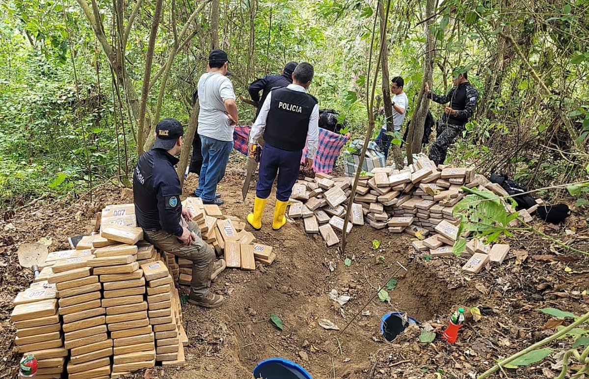 En Jama, Manabí, casi dos toneladas de cocaína fueron descubiertas en un terreno. Tres personas fueron detenidas y serán procesadas por @FiscaliaEcuador por presunto tráfico de drogas