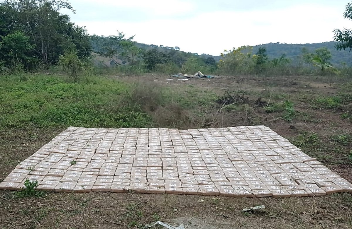 En Jama, Manabí, casi dos toneladas de cocaína fueron descubiertas en un terreno. Tres personas fueron detenidas y serán procesadas por @FiscaliaEcuador por presunto tráfico de drogas