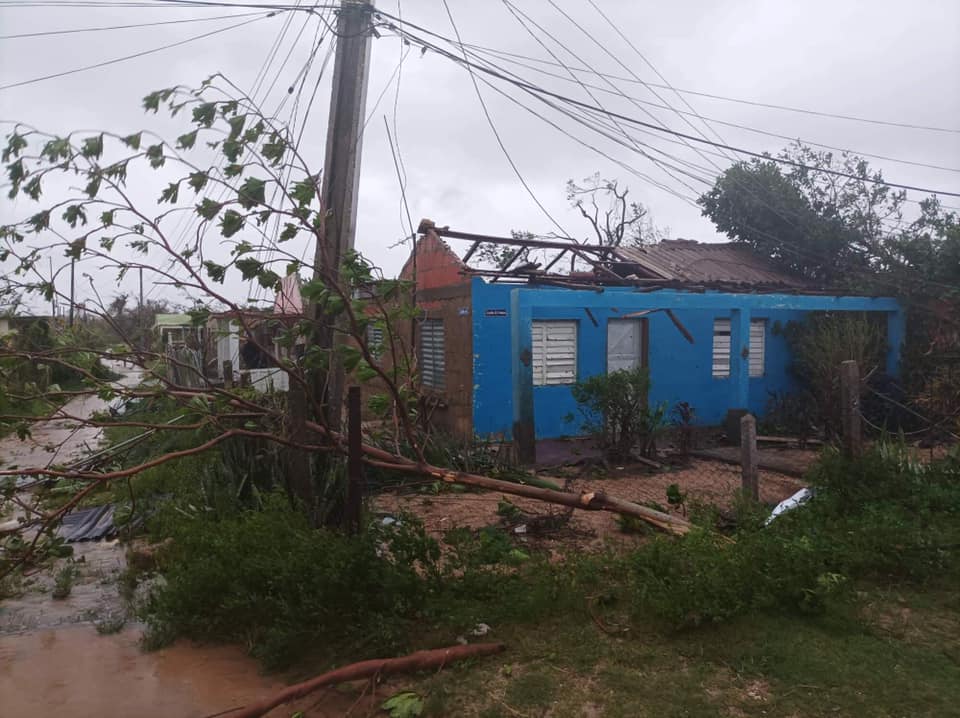 After an extremely complex morning due to the passage of Hurricane Ian through PinardelRío, users of social networks and the press have shared images of the negative effects of the meteor