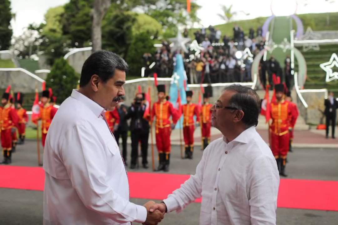 President @NicolasMaduro receives @petrogustavo at the Presidential Palace in Caracas for the first bilateral meeting since the reestablishment of political and diplomatic relations between Venezuela and Colombia