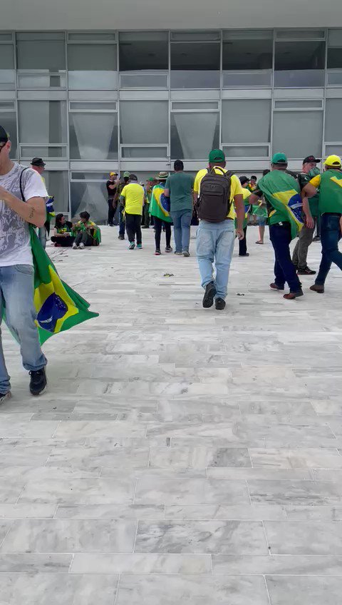 Bolsonaro supporters break into the Planalto Palace, seat of executive power in Brazil