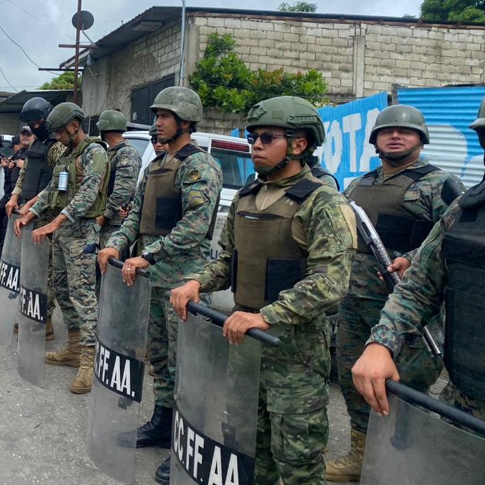 Guayaquil: @FFAAECUADOR carry out military security operations in support of @AsentamientosEc, in the MonteSinaí sector to safeguard the safety of citizens contributing to the Integral security of the State