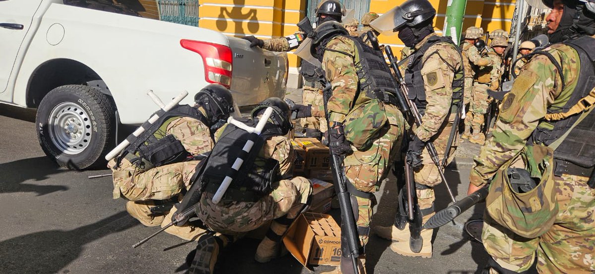 Military with ammunition in Murillo Square in La Paz. President Luis Arce is unaware of the unusual movement