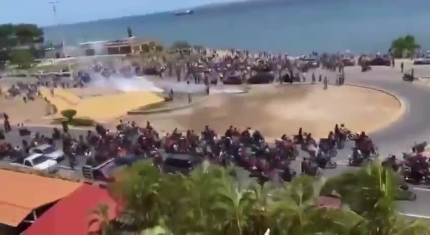 Repression in Cumaná, Sucre state. Motorists identified as collectives threw tear gas bombs against the peaceful demonstration taking place in El Monumento. Citizens remained in place