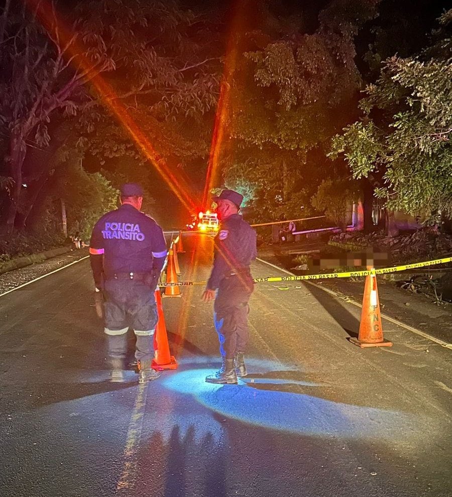The PNC reports that a man died at km 61 of the Longitudinal del Norte highway, near the Arracados hamlet, Chilamates canton, in Nueva Concepción, Chalatenango. The victim was traveling on a bicycle when he made an improper maneuver to join the road and was hit by a truck
