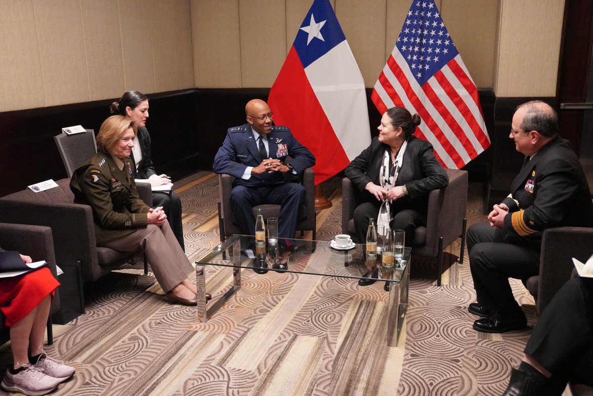 Today in Santiago, Chairman of the Joint Chiefs of Staff @GenCQBrownJr and SOUTHCOM Commander Gen. Laura Richardson met with Chilean Minister of Defense @Mayafernandeza to discuss continued bilateral security cooperation