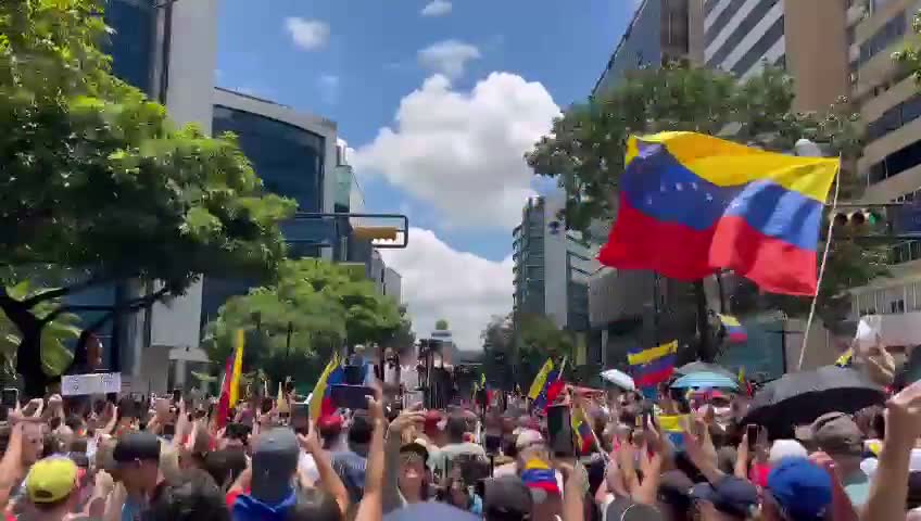 Hundreds of people greet María Corina Machado on Francisco de Miranda Avenue, in Caracas, in the protest called one month after the presidential elections of June 28